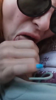 Cette fille sexy de Tinder adore me sucer la bite dans la voiture