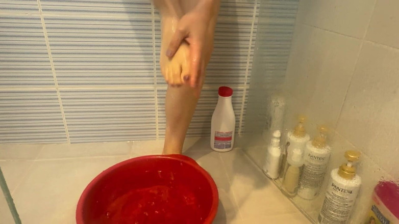 scarlettandc: Mulher Massagem Tus. Pés Com Água E Sabão até Ter Um...