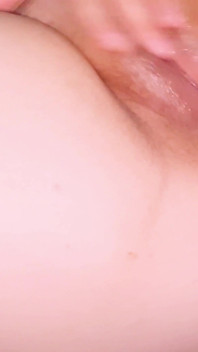 Istri nakal ini fingering memeknya sampai muncrat banyak banget
