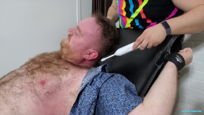 Ticklish Chubs: Медвежьего Райана мучают!