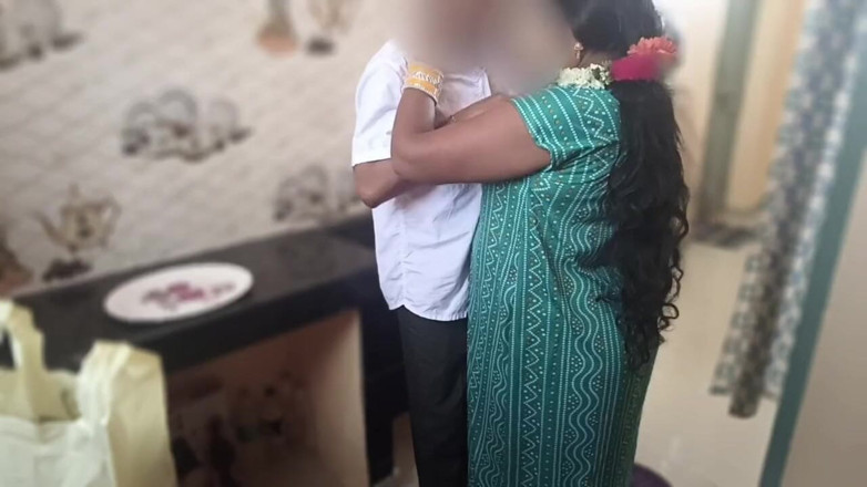 Telugu-fuckers: Desi madrasta fodida na cozinha, eu a fodi para surpresa...