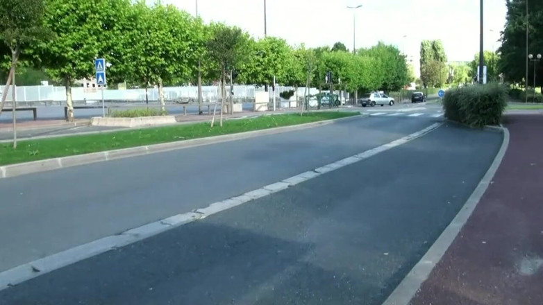 Nude in France: Max je zván k šukání sexy milfky na jednu noc