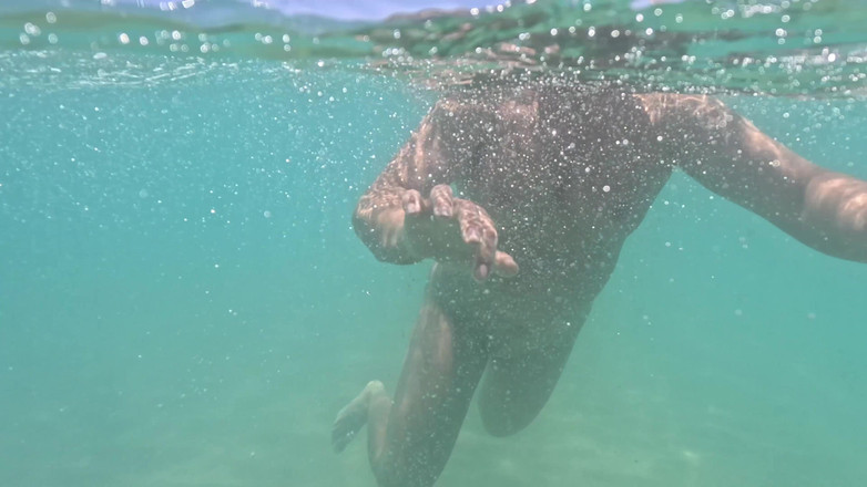 Emma Voyeur: Sualtı amcık tıkaçla oynuyor