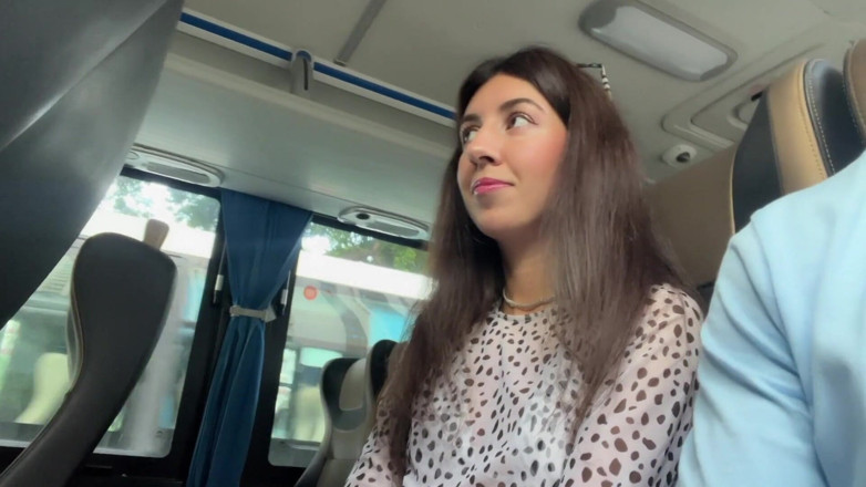 Katty West: Exhibition de bite en public - branlette risquée dans un bus...