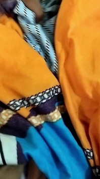 Une bhabhi surprend son devar en train de branler sa grosse bite dans une couverture