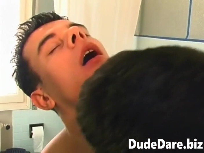 DudeDare: Vrtání zezadu dělá krásné twink sténá potěšením