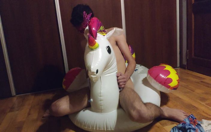 Floatie Boy: Divirtiéndome en mi unicornio inflable
