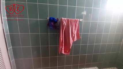 Regina Noir: Telecamera nel barbiere nudo.