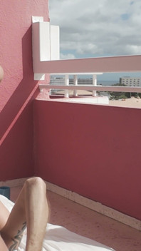 Eine kleine sexy schlampe auf dem balkon gefickt, damit jeder sehen konnte