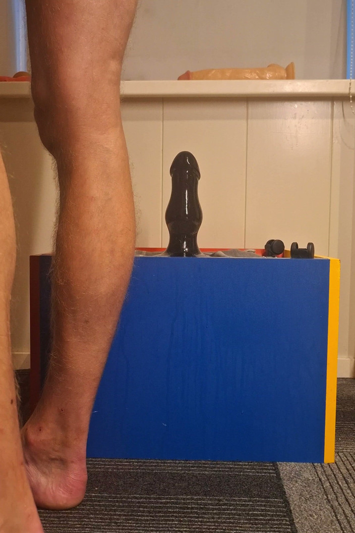 NoFace Twink X: Sexy twink jezdí na bi robertku hluboké anální protažení