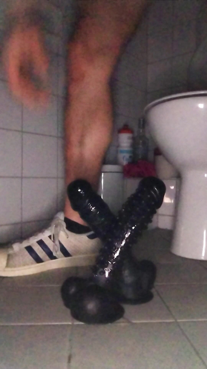 Damaged Hole: Oeffentliche Toilette, Zwei Dildos Geil Geritten