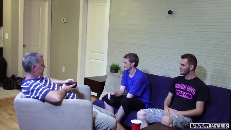 Raunchy Bastards: Opotřebovává zadek sexy mladé děvky