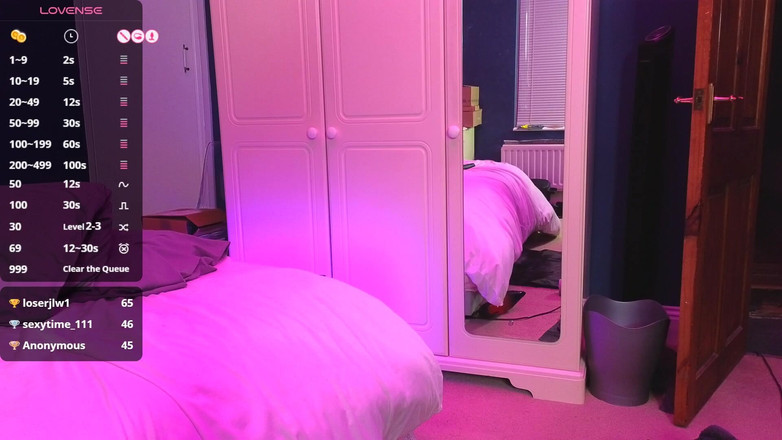 JessicaXD: Pancutan mani dalam pakaian dalam hitam pada kamera