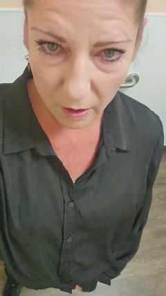 EliteLadyS: Freche amerikanische MILF masturbiert bei der arbeit. Genießen