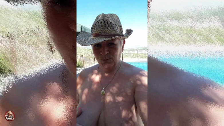 Uk Joolz: Application de lotion au soleil nue