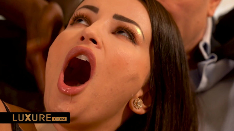 Luxure: Alyssia Kent é compartilhada com 3 homens
