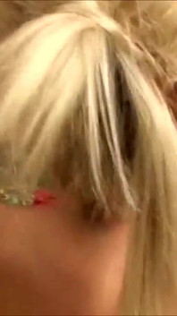 Geme enquanto dois paus na buceta dela