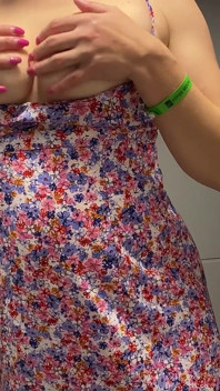 Updress škádlení se sexy přírodními kozami a chlupatou kundičkou