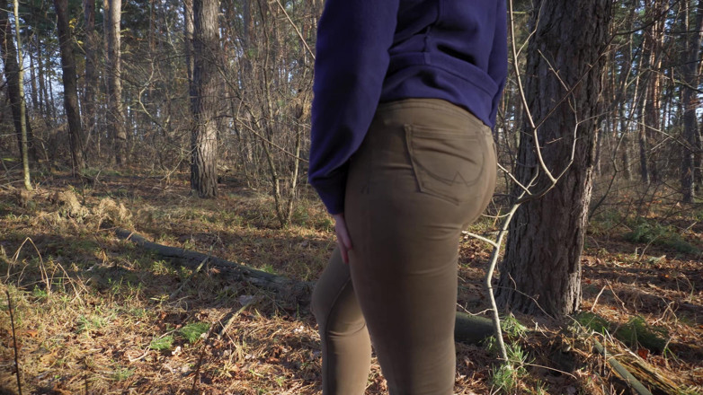 Teasecombo 4K: Amadora milf em jeans apertados provocando sua bunda apertada na...