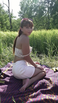 Exploradora alemana - pequeña chica en forma brasileña Cintia Lara en un casting al aire libre