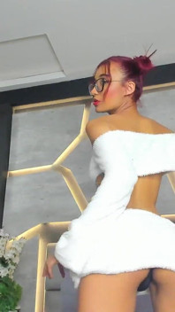 Latina Con Pelo Rojo Y Gafas Con Cuerpo Perfecto Se Masturba En Cámara