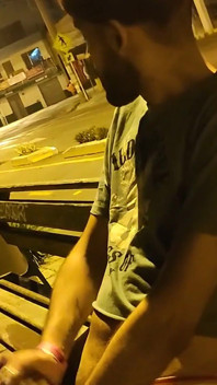 Elle se branle dans la rue et se fait prendre plusieurs fois