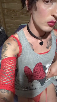 Ragazzo effeminato parlante