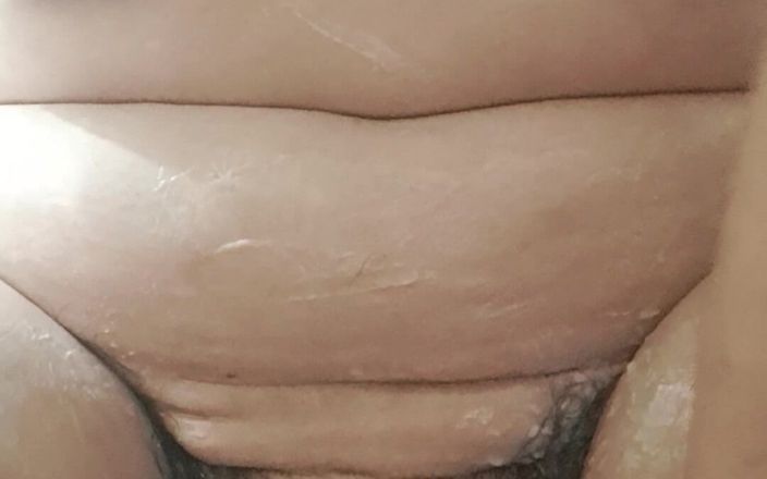 Mommy big hairy pussy: 새엄마의 털이 무성한 보지를 씻어