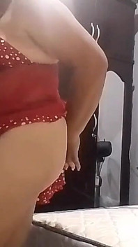 成熟的熟女抚摸自己，想着她的继子