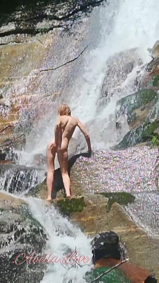Abella Love: Viendo a una jovencita delgada desnuda duchándose en una cascada