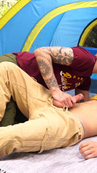 Un twink neted își întinde curul strâmt în timp ce campează cu cel mai bun prieten heterosexual