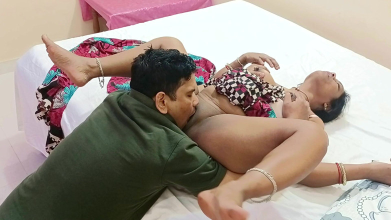 Popmini: प्यारी और हॉट पड़ोसन शादीशुदा सीमा भाभी की बहुत कामुक चुदाई