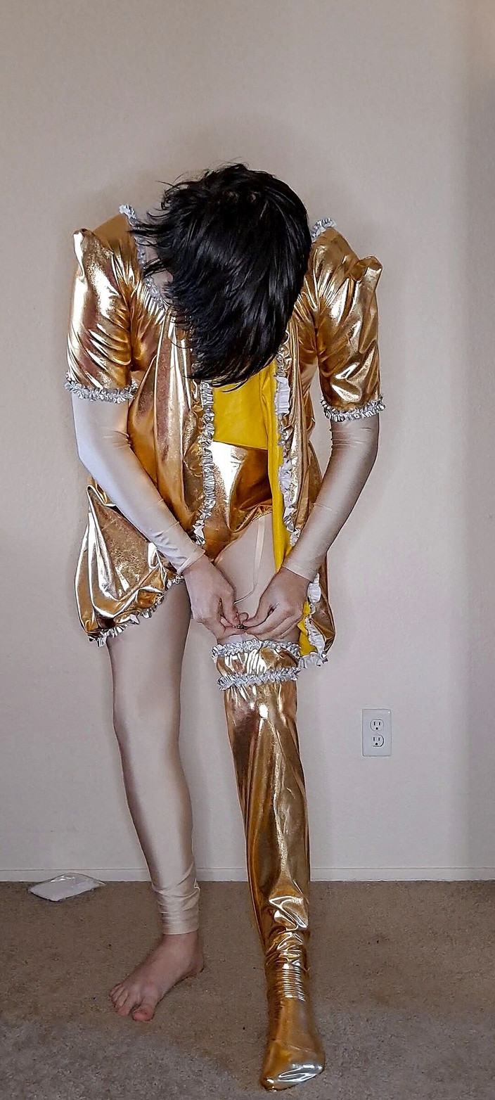 Pup Zentai: Lesklá zlatá služka se obléká