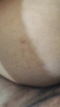 Sexy studententiener smeekt om ruige wilde seks en komt klaar over haar tengere lichaam