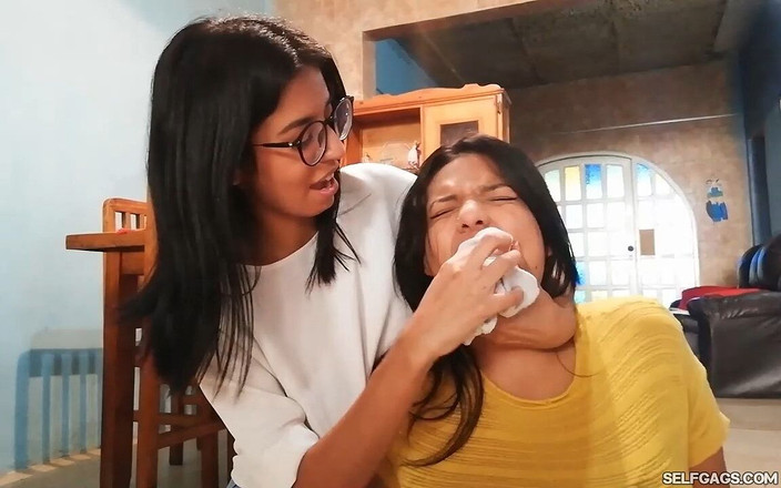 Selfgags Latina Bondage: Mein letztes mal eine SMS an meinen freund machen!