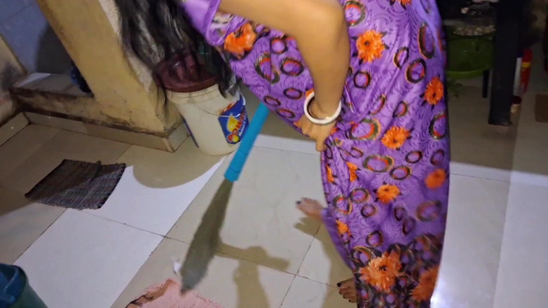 Shima kumari44: Gospodină indiană desi de la sat futându-se în bucătărie sex real...