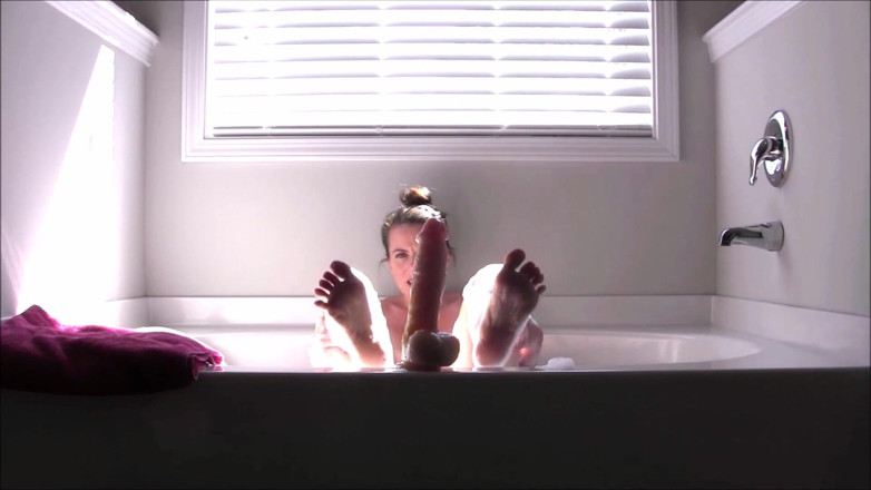 Nikki Nevada: 20 minuti di footjob nella vasca da bagno
