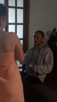 Une femme mariée rencontre le livreur ne portant qu'une serviette