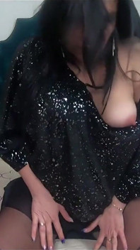 Si jalang pantyhose miang menari dan melancap dalam pakaian ketat koyak dan top berkilat
