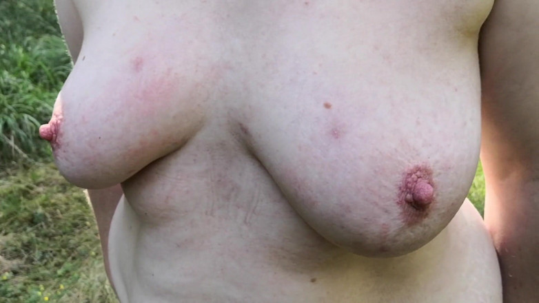 Bouncy Tits Action: Úplně nahá na venkovním místě