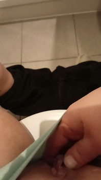 Tření mé mokré nadržené perverzní kundičky přes moje kalhotky, zatímco můj spolubydlící dělá večeři