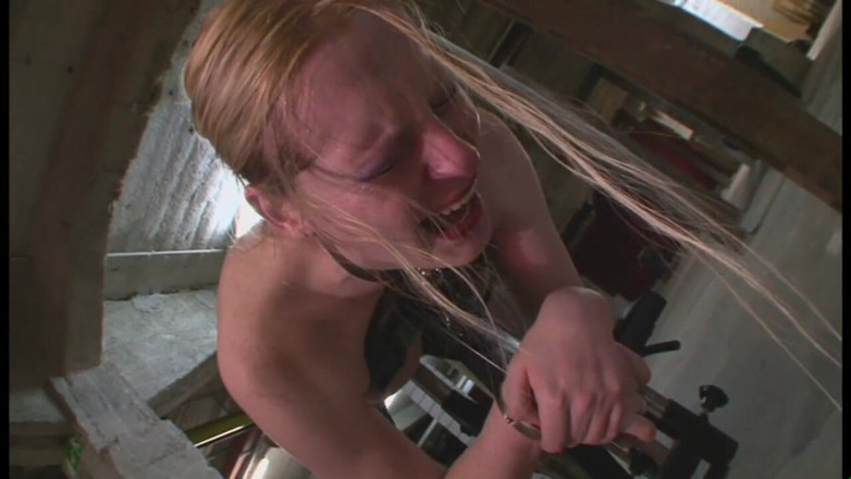 Absolute BDSM films - The original: Ponižující dildo penetrované do kundičky v zadku