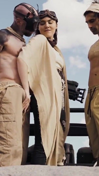 Freya Parker are parte de echipă dublă într-un camion - Parodie cu costume porno Furiosa