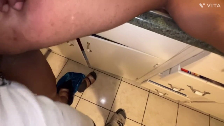 Fijii pornbox: 淫娃肛交妻子在她的屁股上被最大的鸡巴肛交女王