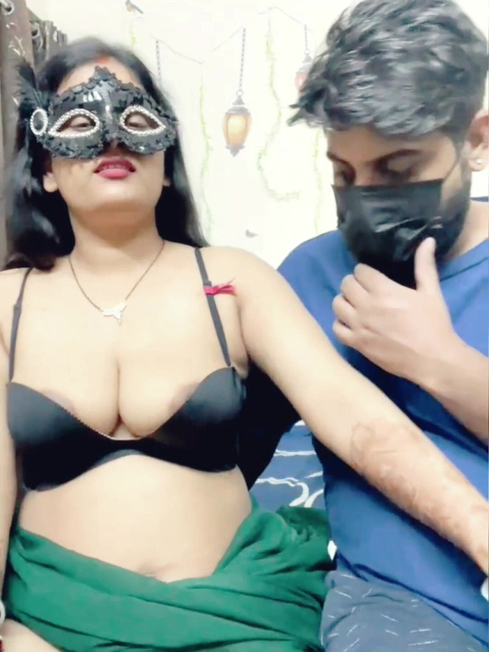 Nisha bhabhi ki chudai: Het indisk styvmor suger penis