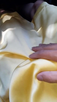 Saténové hedvábné zlaté šaty masturbace sperma