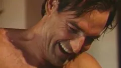 Mike horner e il suo vecchio amico scommetteno su chi sarà il primo a punteggiare la bellezza bionda kathlyn ashley