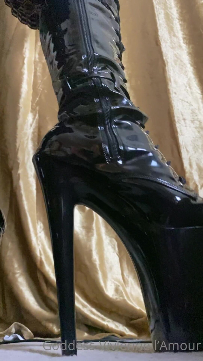 Vivienne l'Amour: Vivienne L'amour - Obryně tě spolkne celé