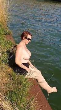 Gå Topless Längs Kanalen