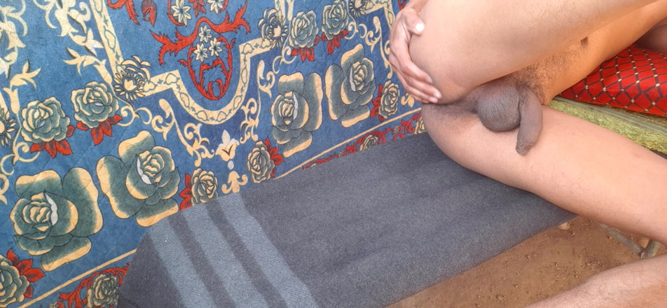 Che: Un cul en plein air dans un gode noir avec...